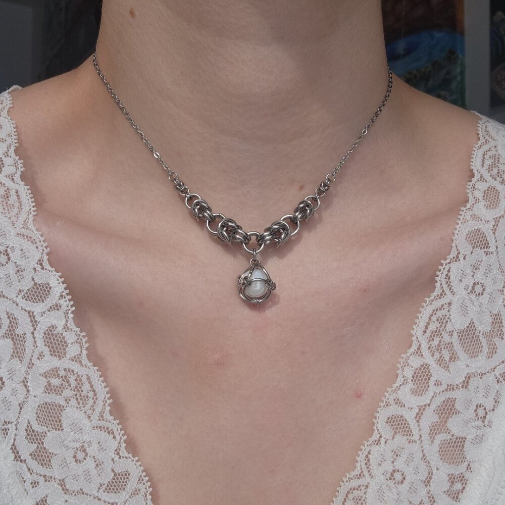 White pearl chainmaille choker necklace with a small silver chain - Picture 4 of 12